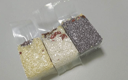 真空包裝袋為增加其性能通常采用多種材質(zhì)復(fù)合而成，常見的復(fù)合方法有：干法復(fù)合、擠出復(fù)合、共擠出復(fù)合、無溶劑復(fù)合、涂布復(fù)合、蒸鍍復(fù)合、熱熔膠復(fù)合等。其中干法復(fù)合是國內(nèi)復(fù)合真空包裝袋材料生產(chǎn)中應(yīng)用較為廣泛的，那么，真空包裝袋為什么大多采用干法復(fù)合？